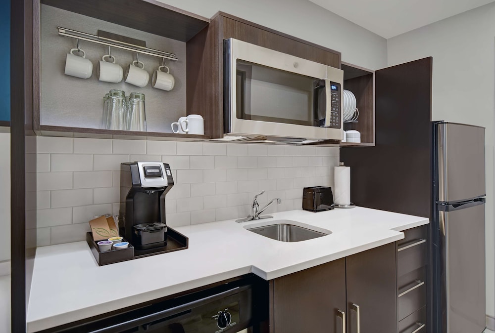 Suite, 1 King Bed, Accessible (Roll-In Shower) - Photo 4