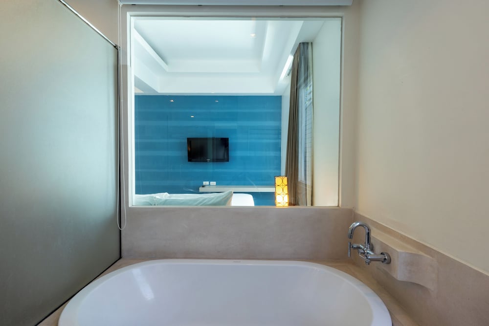 Pool Access Mini Suite Room - Photo 10