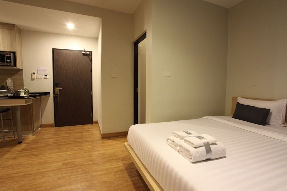 Deluxe Studio, 1 King Bed photo 2