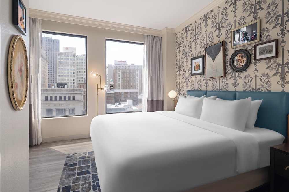 Premium Room, 1 King Bed photo 3