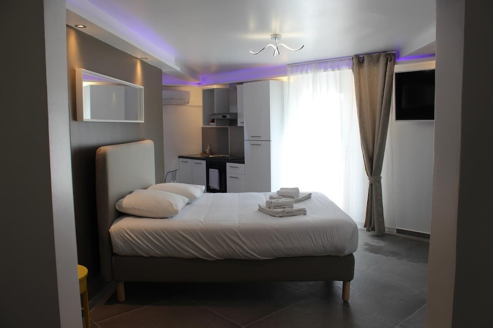 Deluxe Suite, Pool Access (No 26B & 26C)