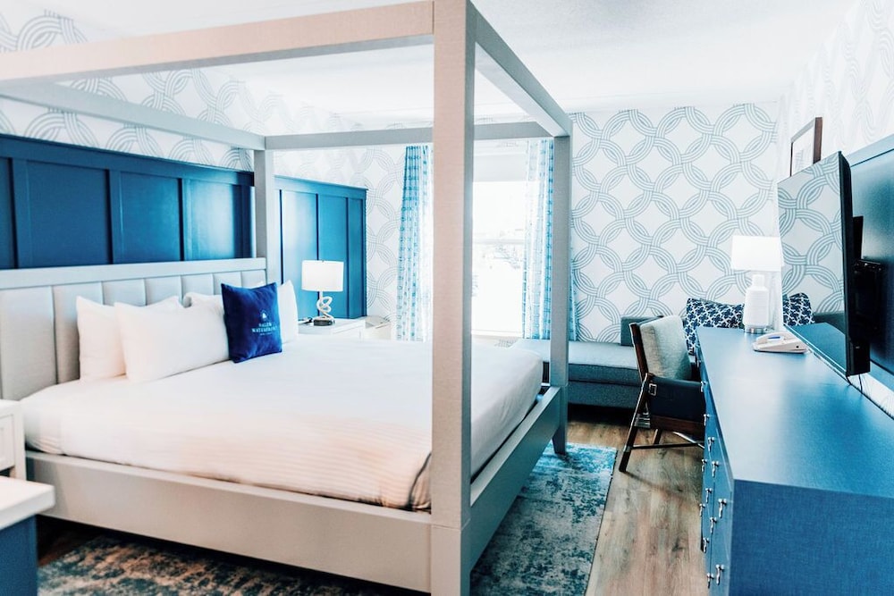 Deluxe Room, Corner King, Refrigerator & Microwave photo 2