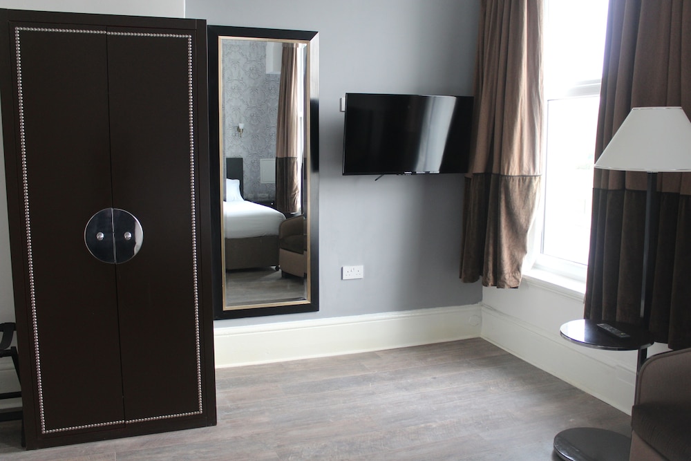 Deluxe Double Room thumbnail 5