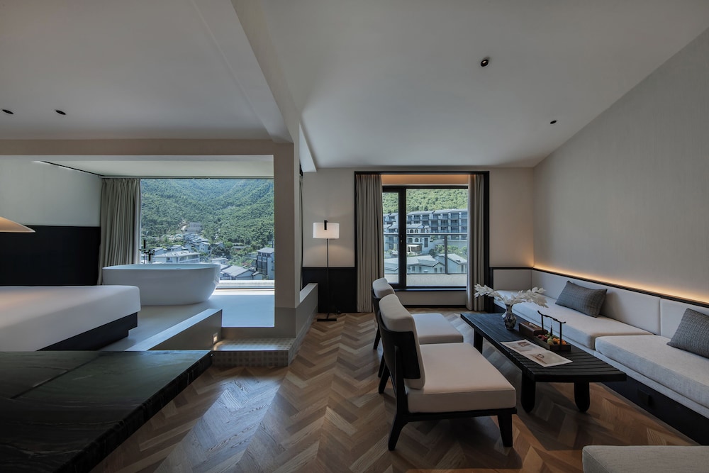 Senior Suite, Patio, Mountain View