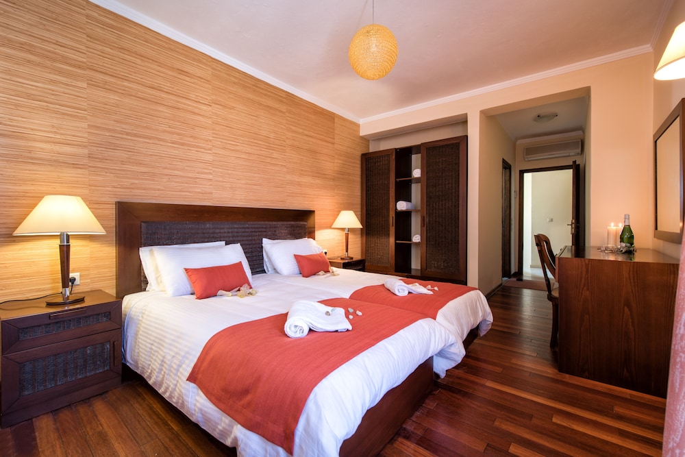 Premium Three-Bedroom Villa with Heated Private Pool & Sea View photo 2