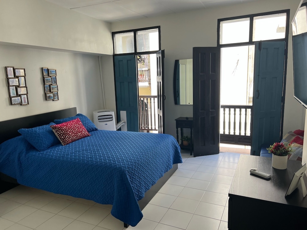 Suite #21 (With Balcony) photo 2