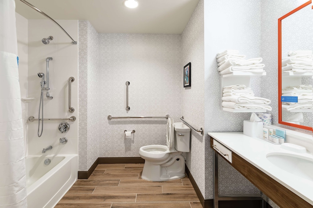 Room, 1 King Bed, Accessible, Bathtub photo 3