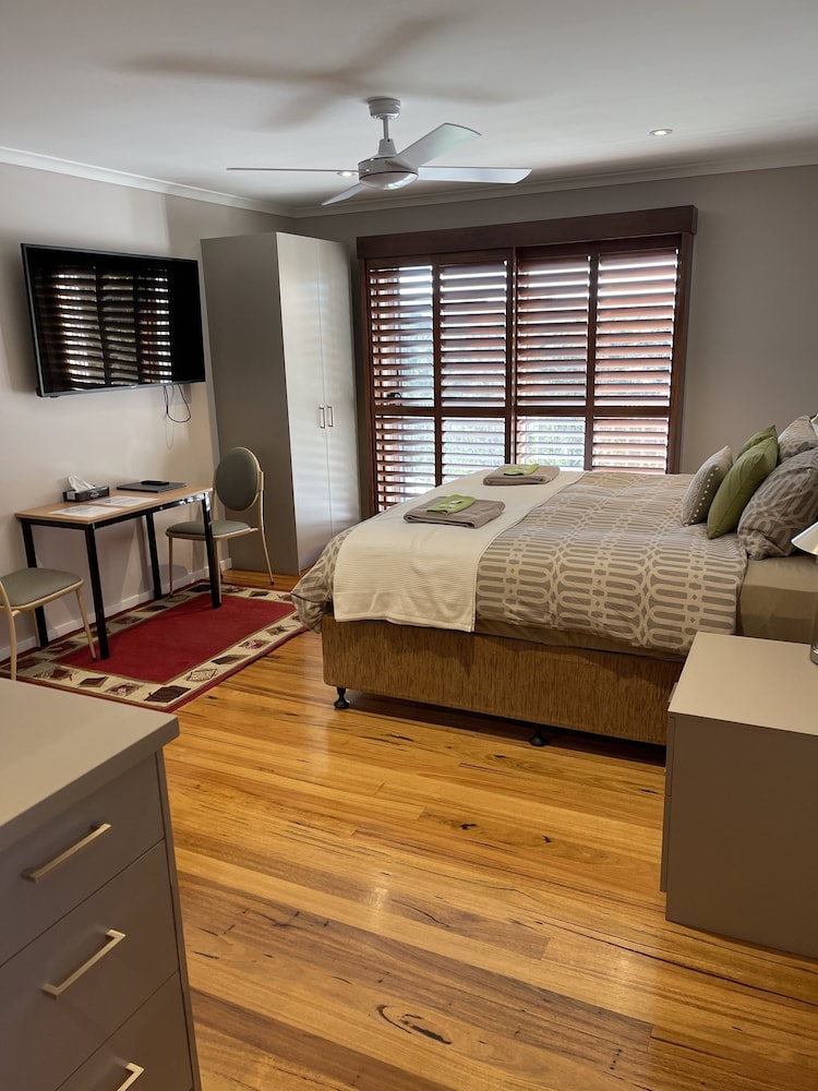 Premium King Room - Photo 5