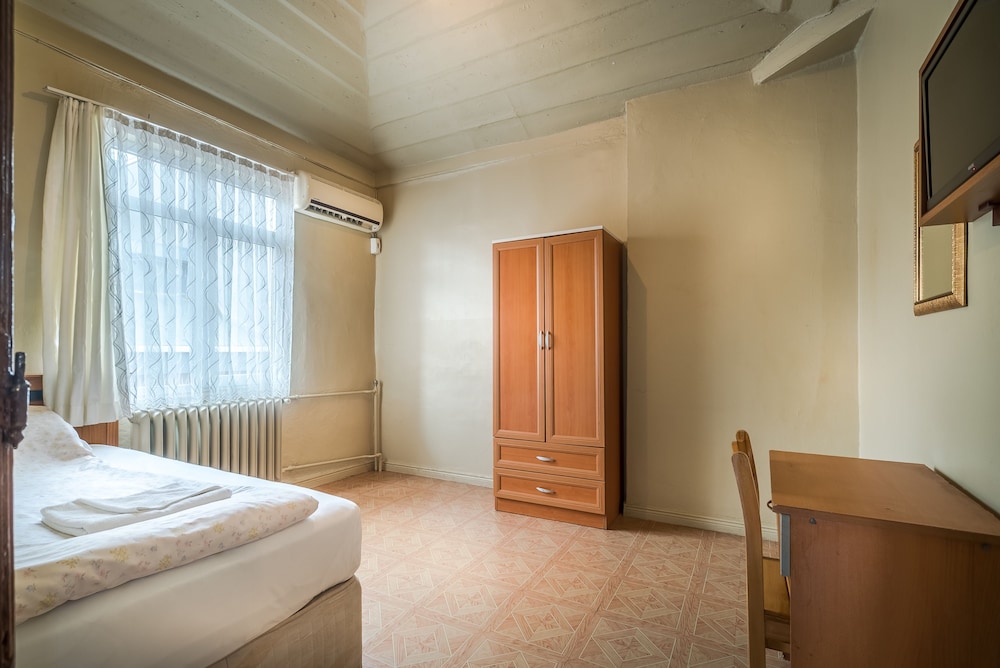 Standard Single Room, Shared Bathroom photo 2