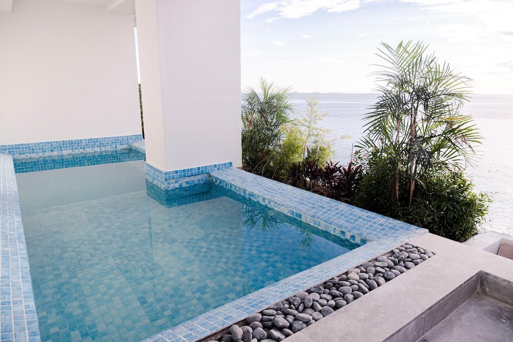 Suite with Private Pool (Premier King Bayview Pool Suite) - Photo 2