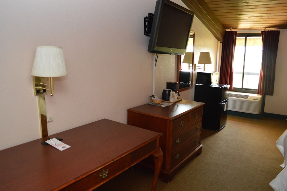 Executive Room, 2 Queen Beds - Photo 4
