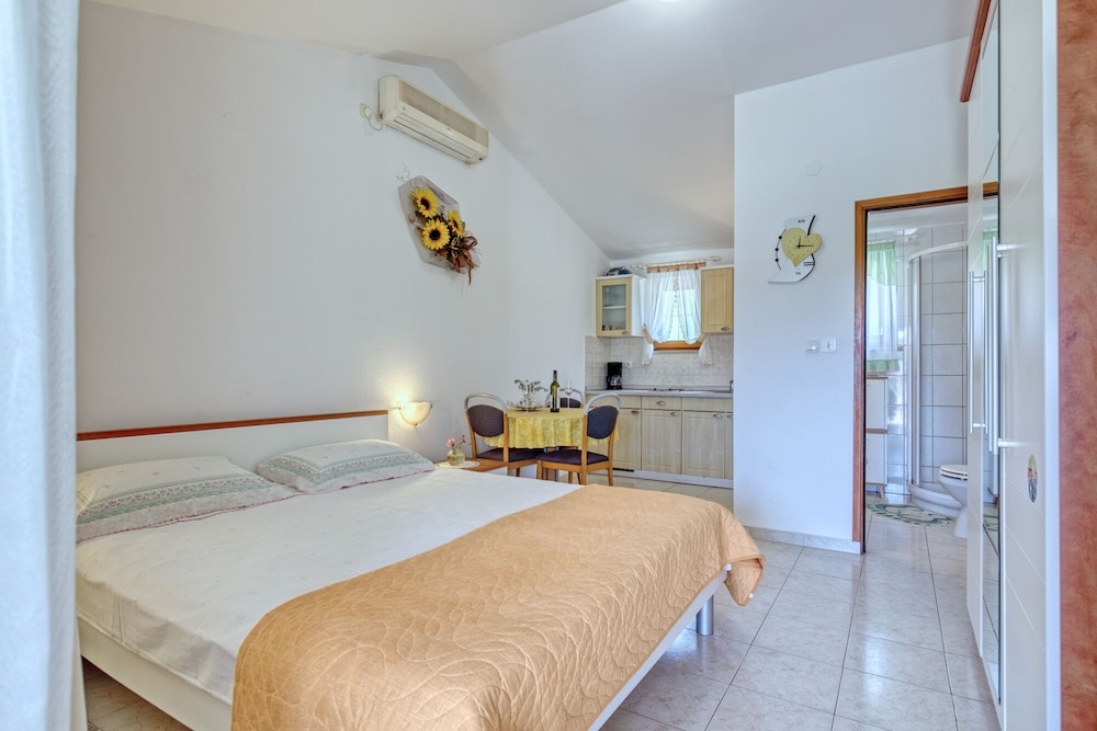 Standard Studio, 1 Bedroom (1644/16950)