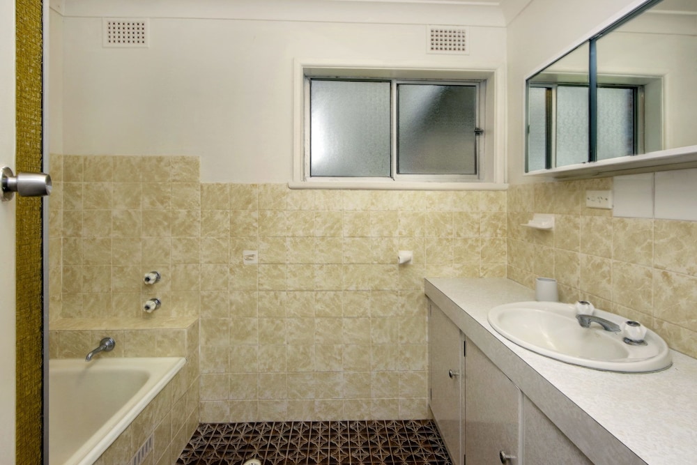 House, 5 Bedrooms, 2 Bathrooms photo 2