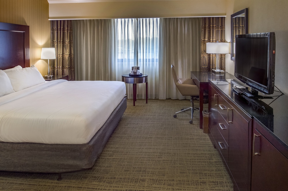 Premium Room, 1 King Bed, Balcony (Interior Balcony) - Photo 4