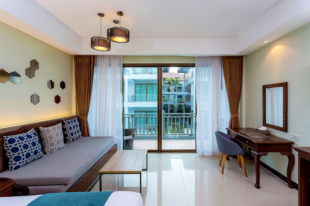 Deluxe Room, Pool View - Photo 4