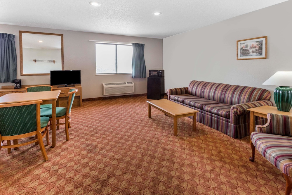 Suite, 1 King Bed, Non Smoking - Photo 1