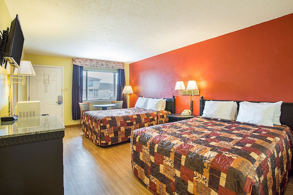Standard Room, 2 Queen Beds, Smoking - Photo 4