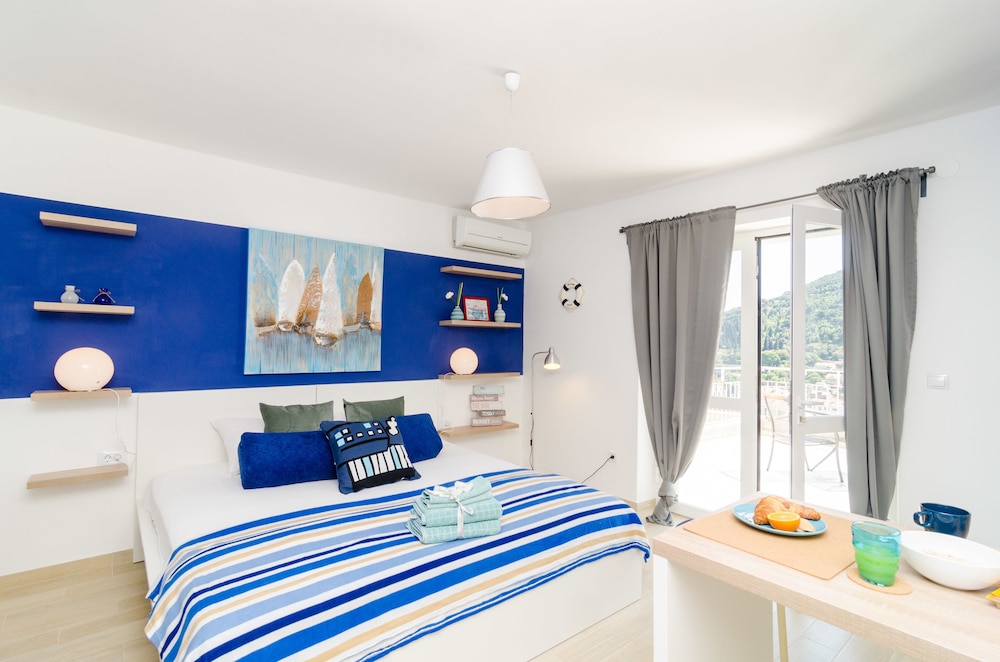 Classic Studio Suite, Terrace, Partial Sea View photo 2