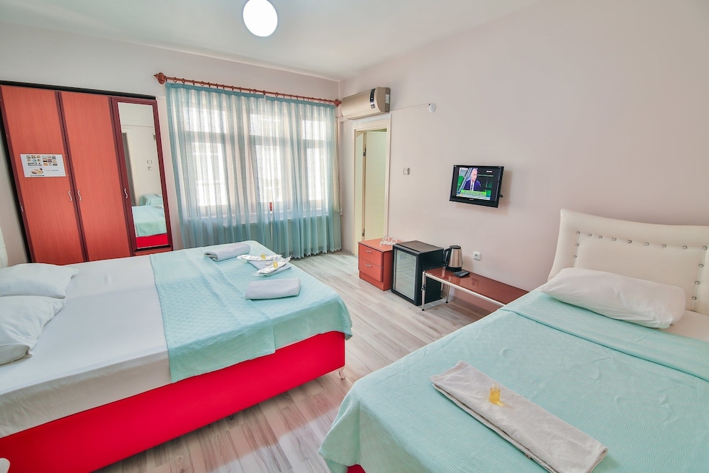 Classic Quadruple Room, 1 Bedroom, Ensuite, City View photo 1