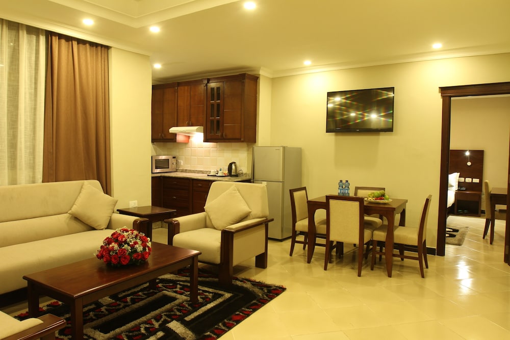 Family Suite, Multiple Beds, Smoking, Kitchen photo 2