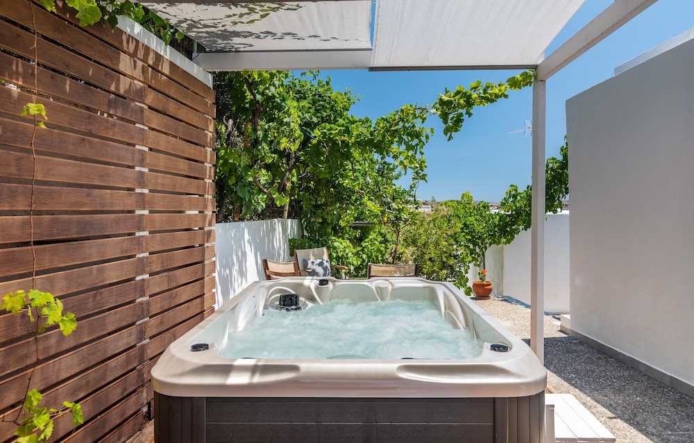 Superior Triple Room, Hot Tub photo 2