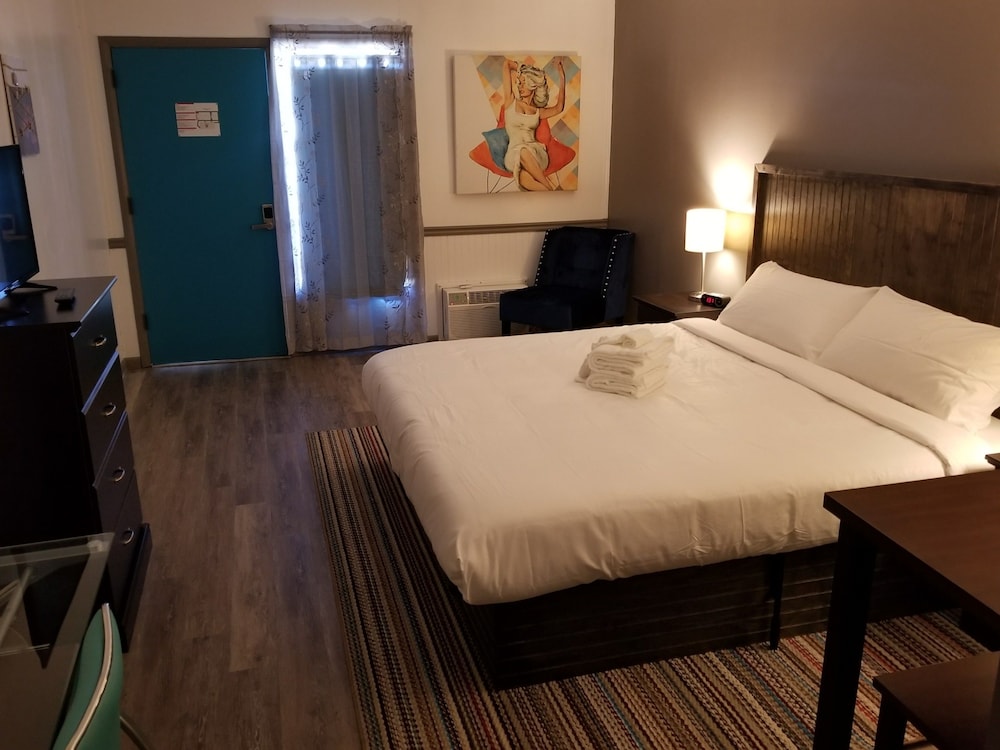 Room, 1 King Bed, Non Smoking photo 2