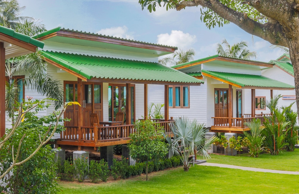 Comfort Villa, 1 King Bed with Sofa bed, Partial Ocean View, Garden Area