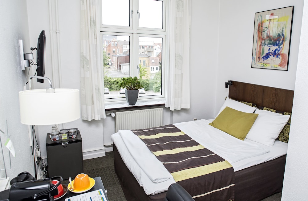 Standard Room, 1 Queen Bed (Bed 140 cm wide)
