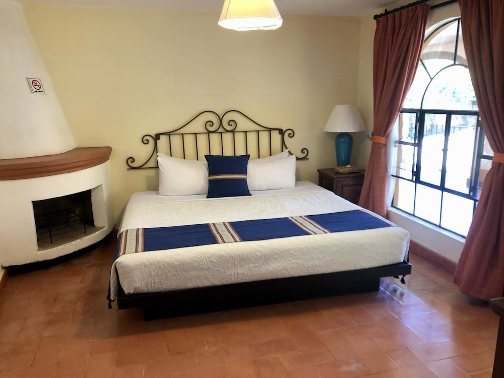 Deluxe Room, 1 King Bed photo 2