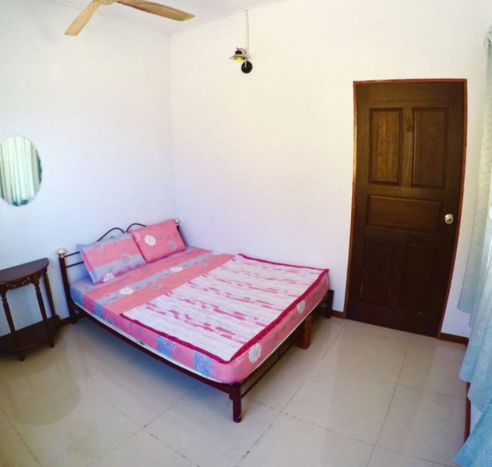 Room, 3 Bedrooms photo 2