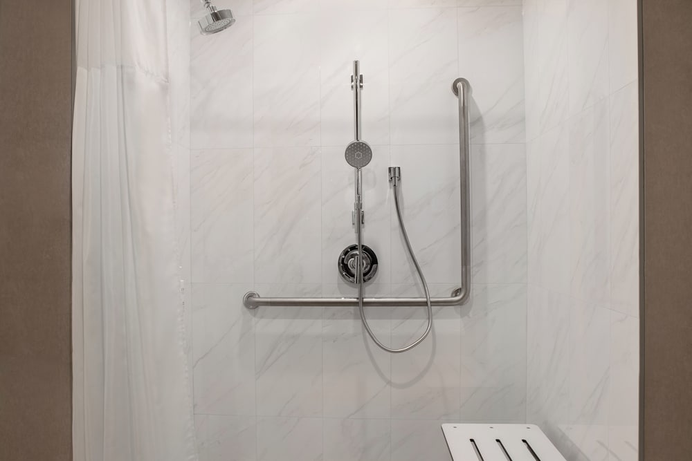 Room, 1 King Bed, Accessible (Mobility, Hearing, Roll-In Shower) - Photo 5