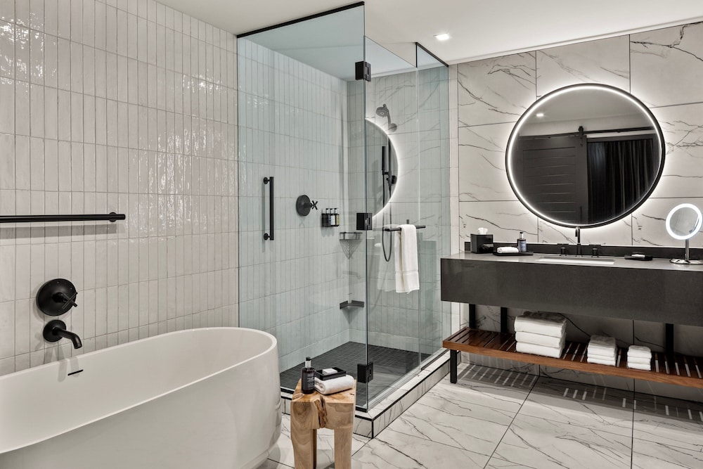 Suite, 1 Bedroom - Photo 6