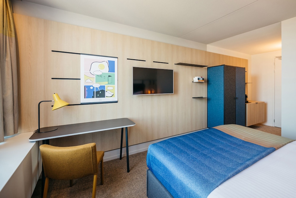 Deluxe Room, 1 King Bed photo 2
