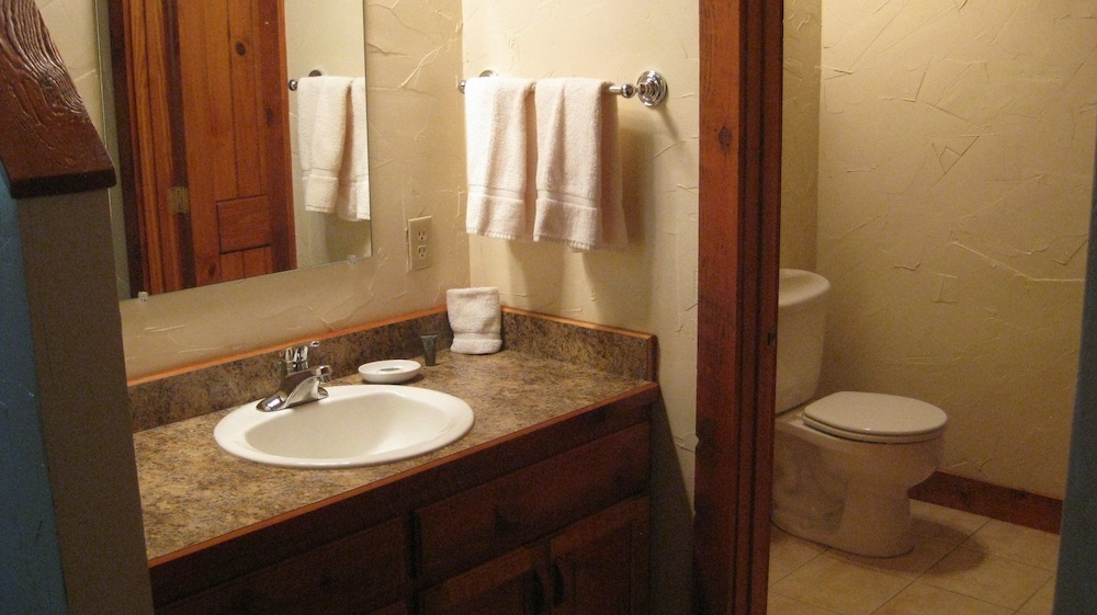 Traditional Cabin, 2 Queen Beds, Non Smoking, Mountain View photo 3
