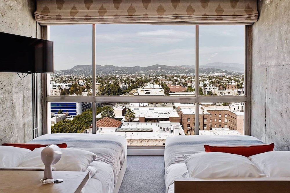 Room, 2 Double Beds (Hollywood Hills View Double) thumbnail 5