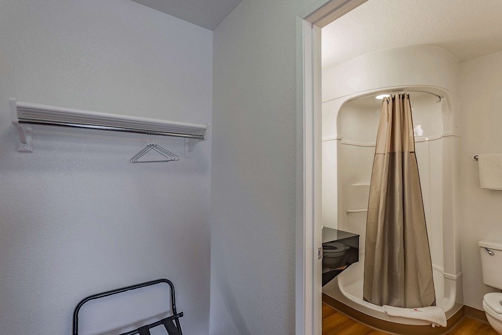 Deluxe Room, 1 Queen Bed, Non Smoking, Refrigerator & Microwave photo 2