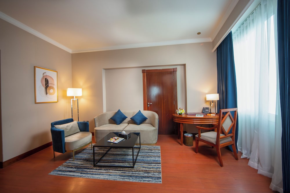 Executive Suite - Photo 6