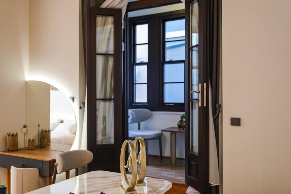 Royal Room, 1 Queen Bed With Sofa Bed, Balcony, City View photo 1