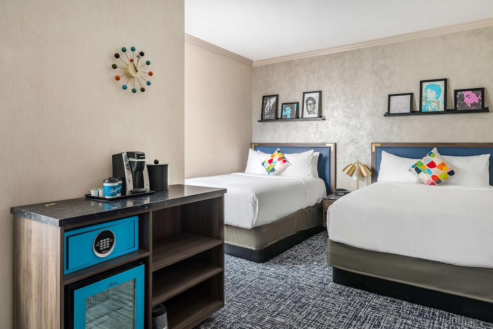 Room, 2 Double Beds thumbnail 5