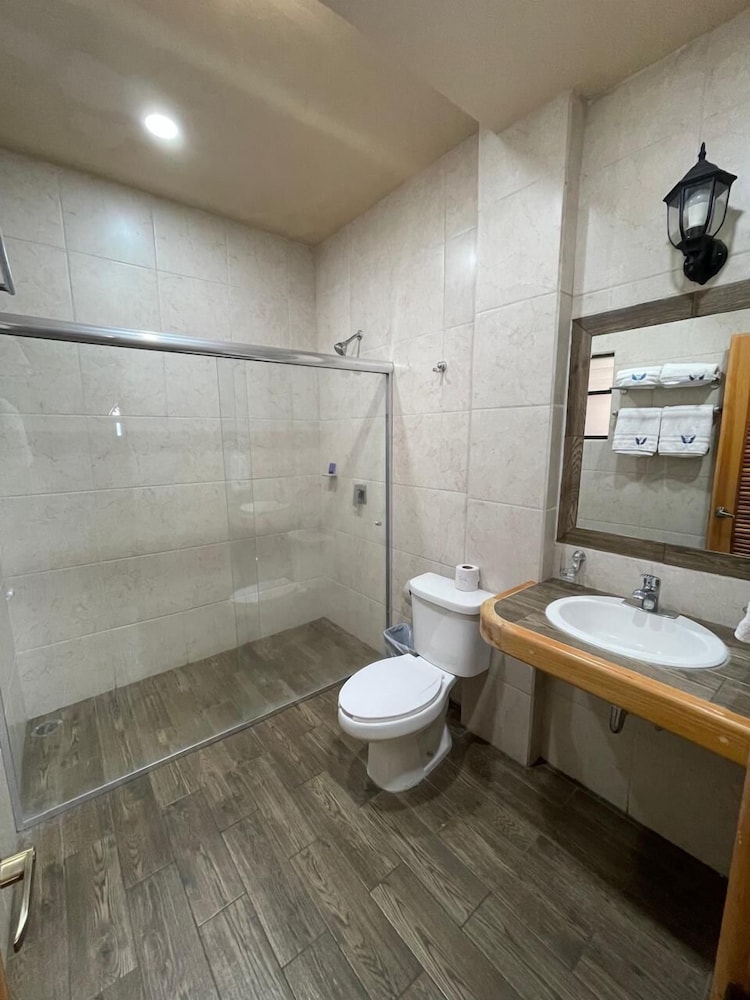 Interior Quadruple Room (no windows) photo 2