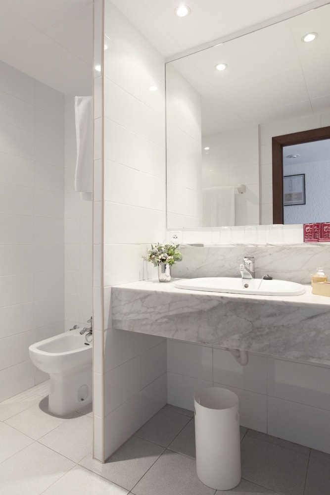 Standard Triple Room (with air conditioning) - Photo 14