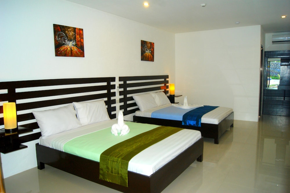 Family Room, 2 Queen Beds, Accessible, Pool View photo 2