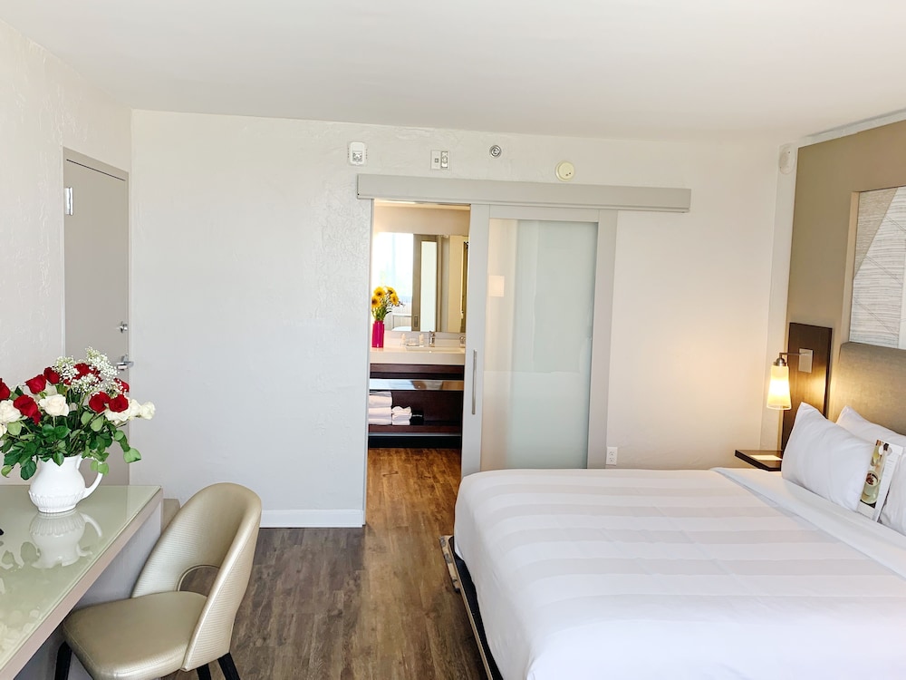 Concierge Room, Club Room, 1 King Bed - Photo 4