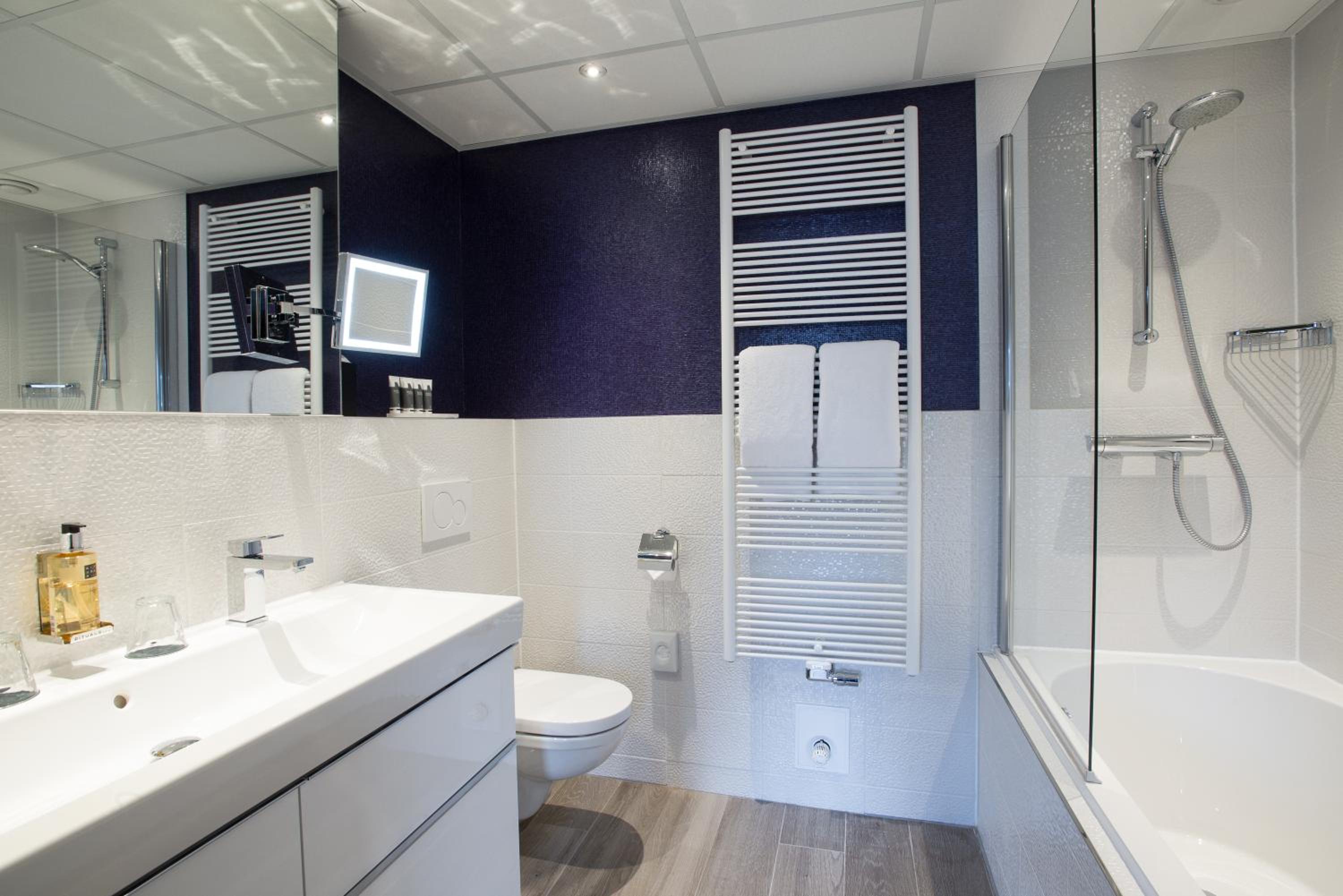 Medium Luxury Double Room with Bath and Canal View photo 3
