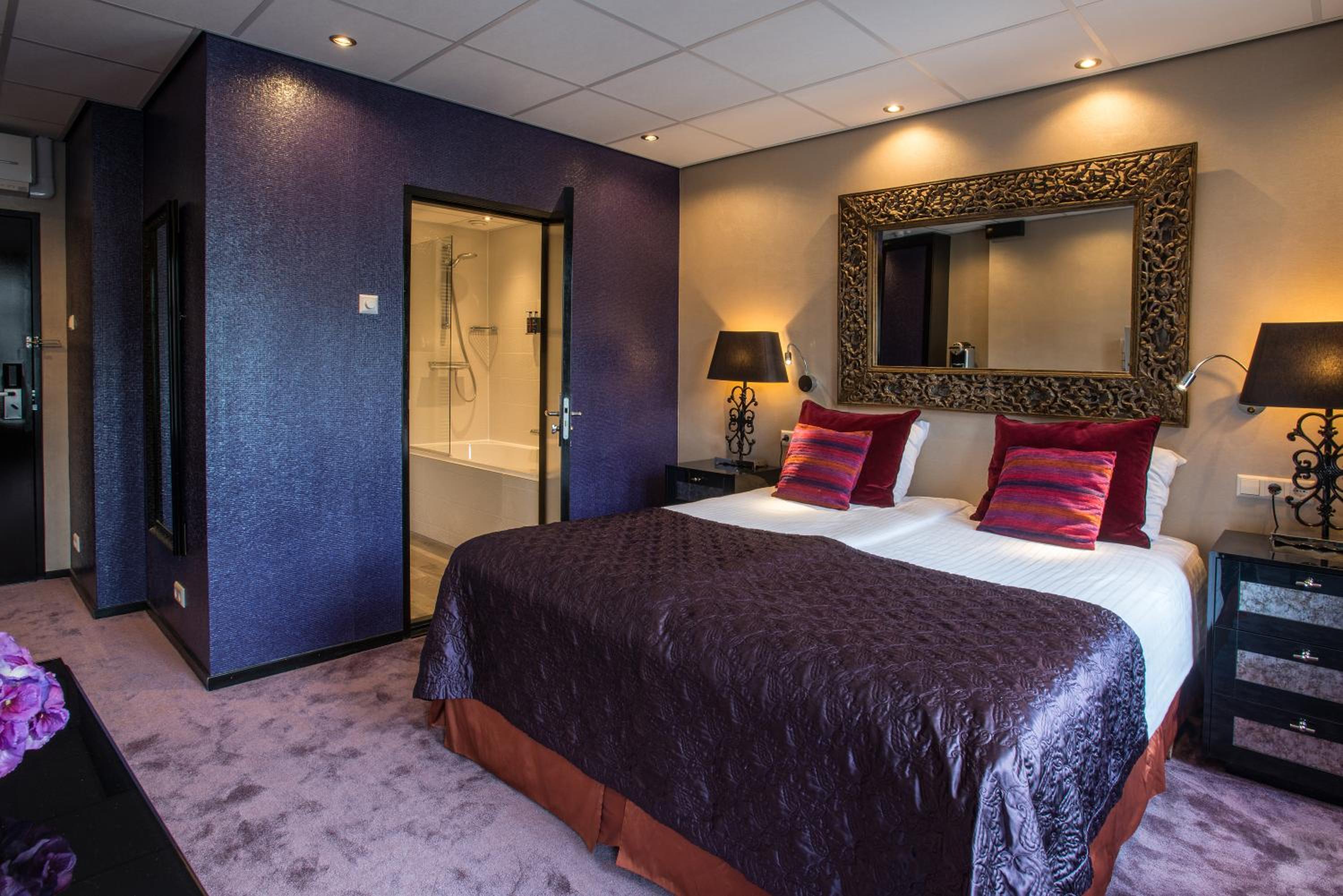 Medium Luxury Double Room with Bath and Canal View photo 2
