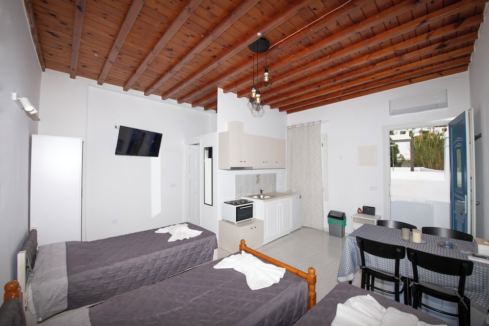 Traditional Studio, 3 Twin Beds, Kitchenette, Mezzanine