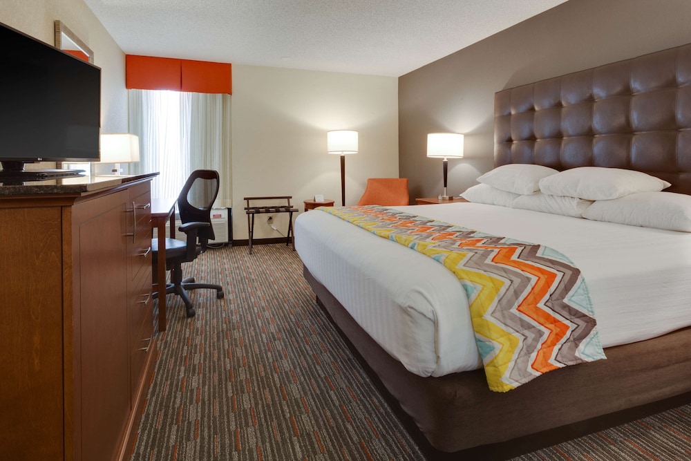 Deluxe Room, 1 King Bed, Accessible, Refrigerator & Microwave (Tub, Upper Floor)