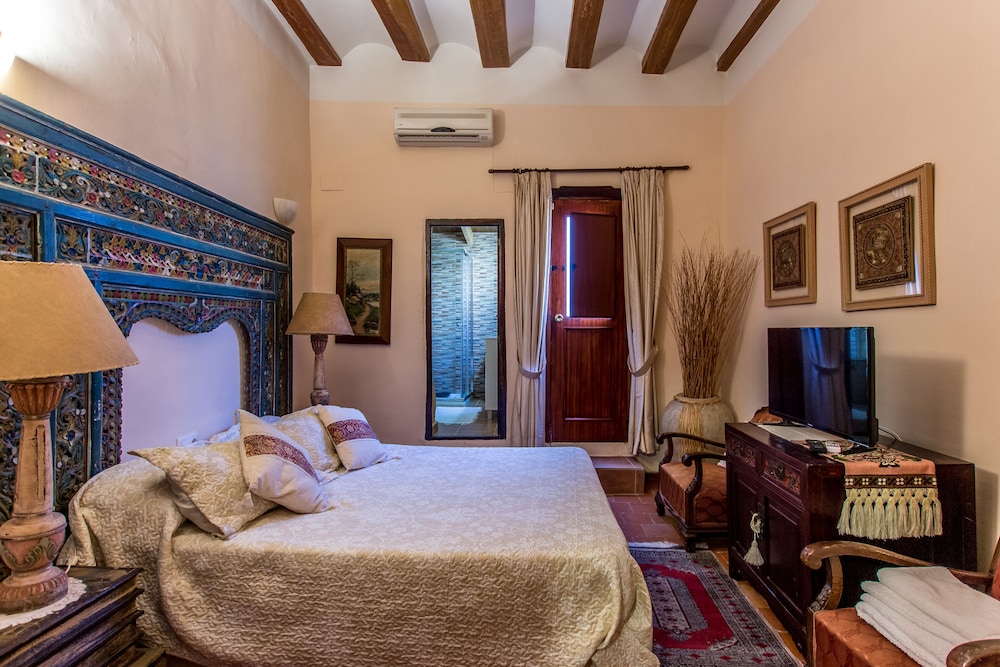 Deluxe Triple Room, 2 Bedrooms, Private Bathroom