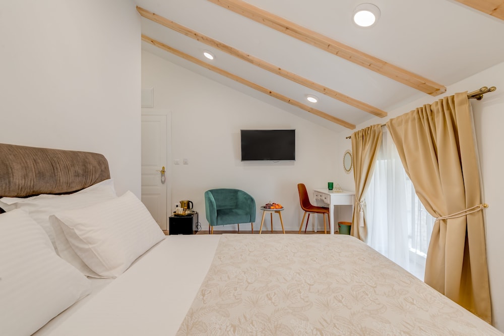 Deluxe Double Room - Photo 1