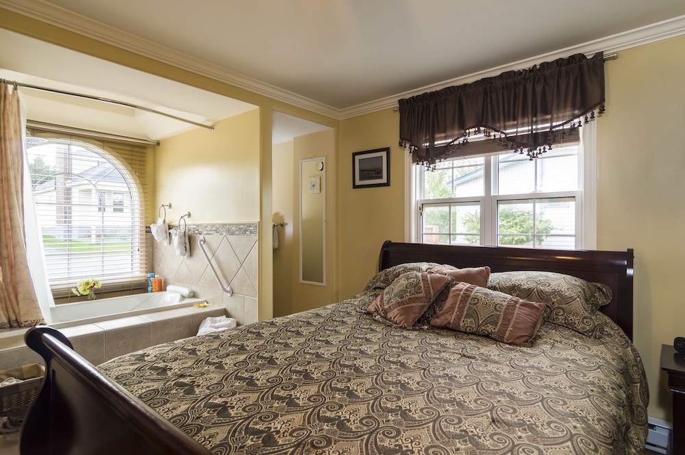Deluxe Room, 1 Queen Bed, Non Smoking photo 1